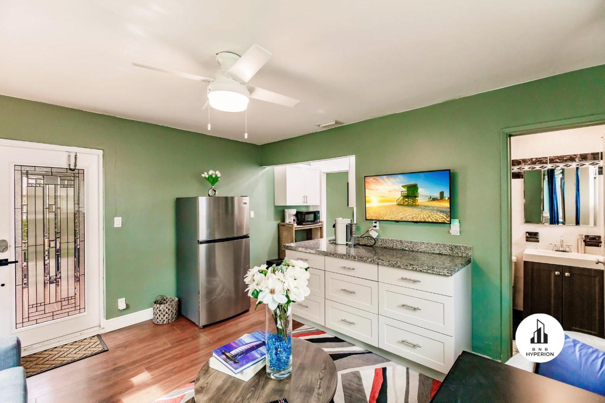 Bnb Hyperion - Updated 1B1B Hideaway - Sleeps 3 Hollywood Esterno foto